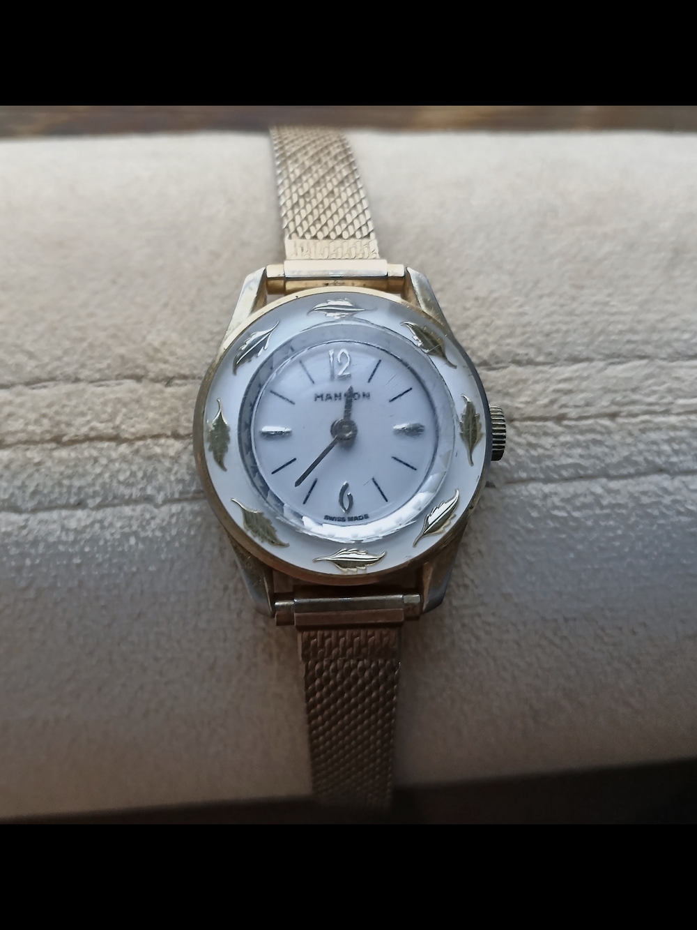Vintage MANON Swiss‑Made Gold Watch – Leaf Bezel & Mesh Band
